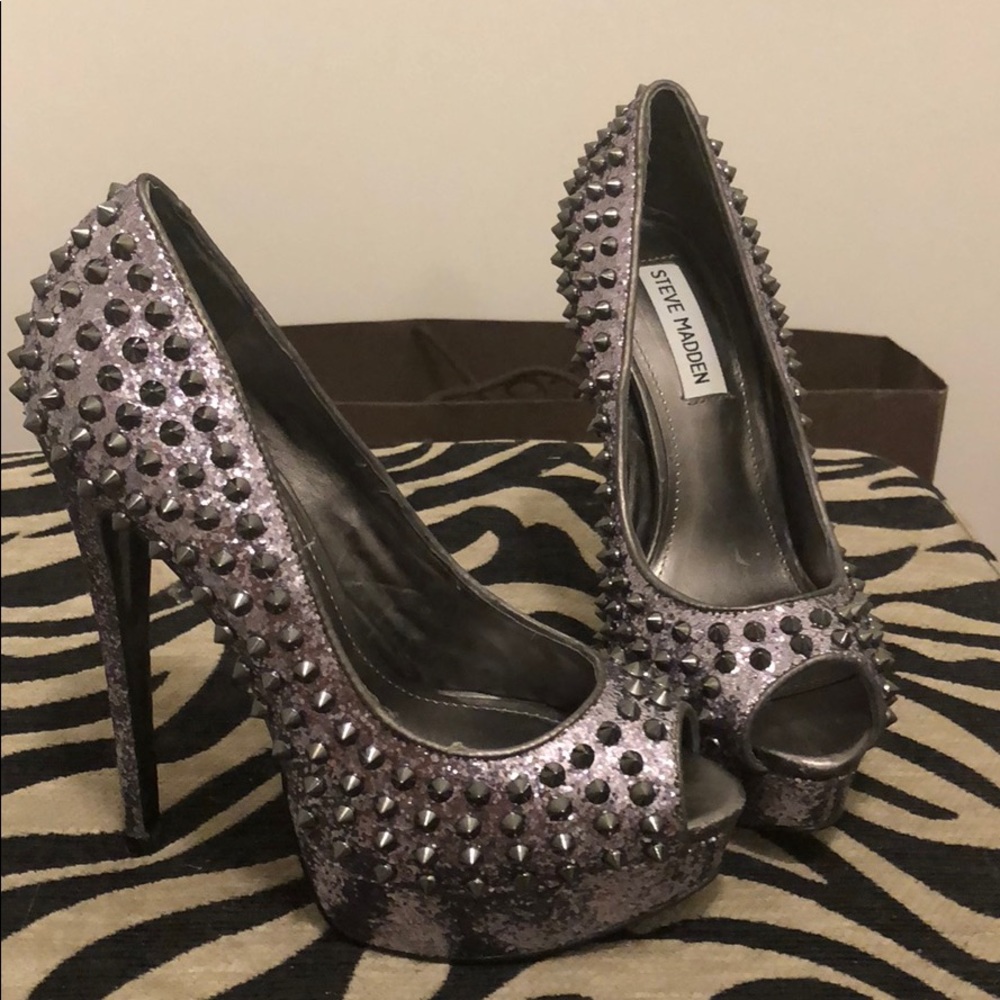 New in box Steve Madden rockstud awwsome heels